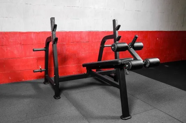 Олимпийская скамья для жима с отрицательным углом
