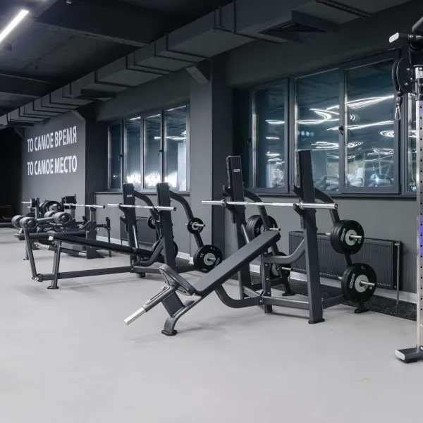 E7041 Скамья-стойка для жима под углом вниз