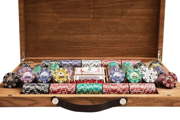 Набор для игры в покер Royal Flush на 600 фишек в кейсе из ясеня, Partida