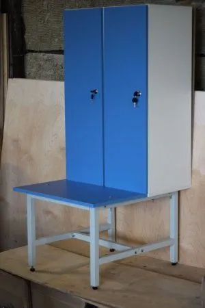 Шкаф-скамейка для раздевалок HPL с двумя отсеками