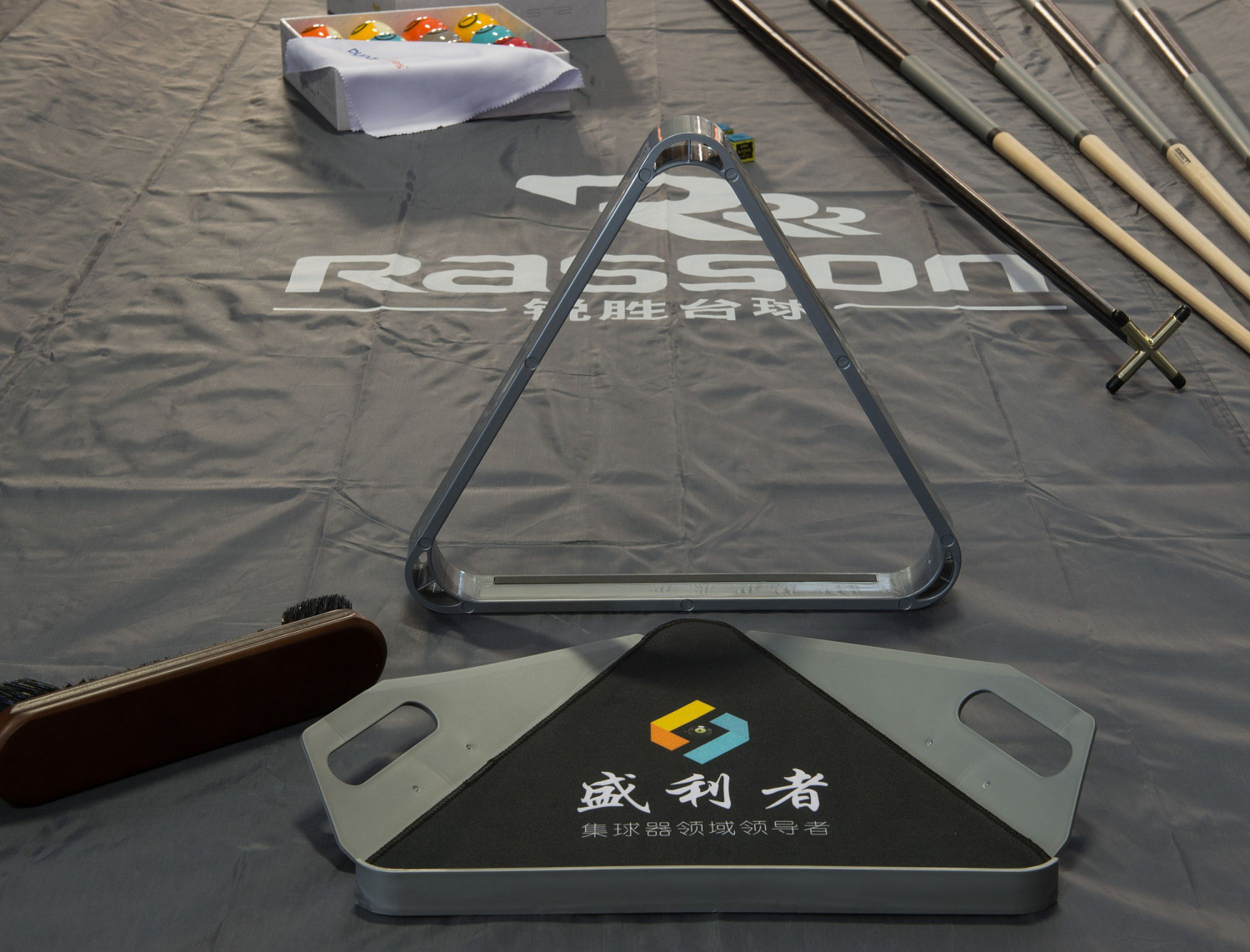 Бильярдный стол для пула "Rasson Acurra" 9 футов (коричневый, сланец 25 мм) в комплекте с плитой, аксессуары и сукно