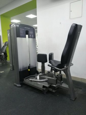 Тренажер для приводящих и отводящих мышц бедра