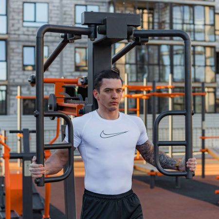 P-1802 Уличный тренажер Сведение рук стоя с переменной нагрузкой ZAVODSPORTA