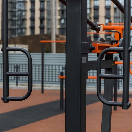 P-1802 Уличный тренажер Сведение рук стоя с переменной нагрузкой ZAVODSPORTA